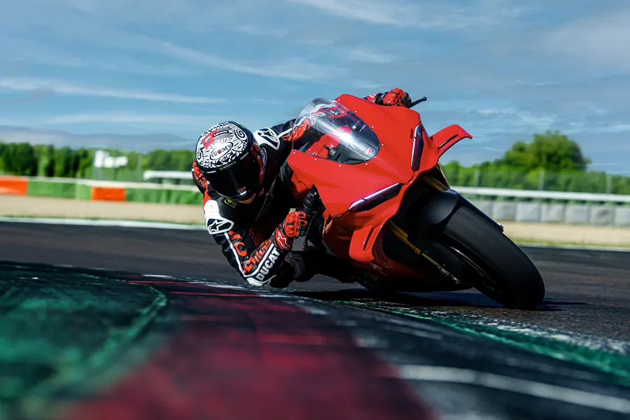 Foto 02 Ducati Panigale V4S 2025