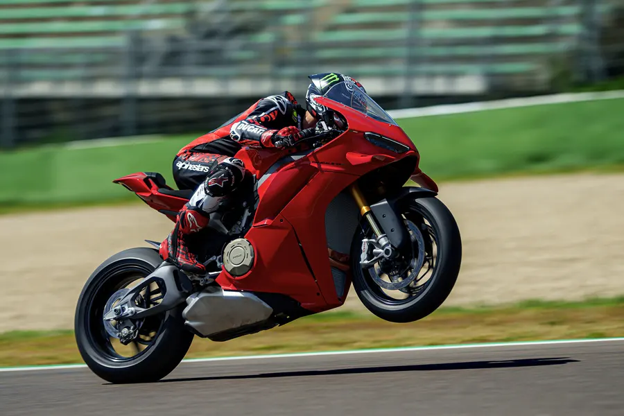 Foto 03 Ducati Panigale V4S 2025